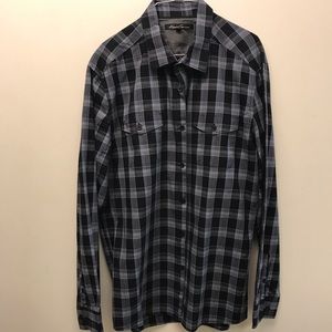 2/15 Kenneth Cole . Casual Button Down Shirt
